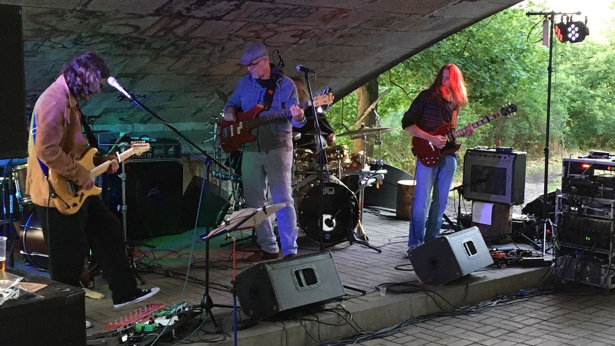 Pod Chebským mostem se při festivalu střídají dětská divadla a různé kapely